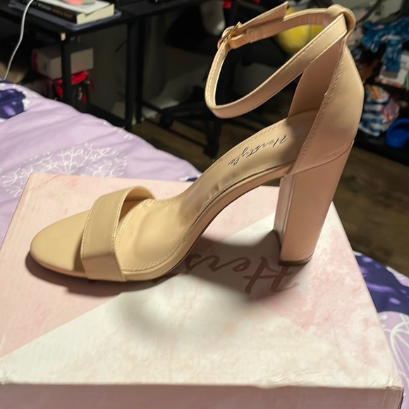 Size 8 open toe nude heals - Picture 2 of 5